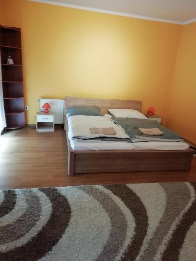 Ferienwohnung Rokus Apartman Szegedin Exterior foto